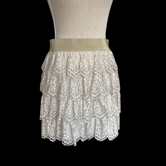 Ann Taylor Dresses & Skirts - Ann Taylor Tiered Lace Skirt Size 6 Petite